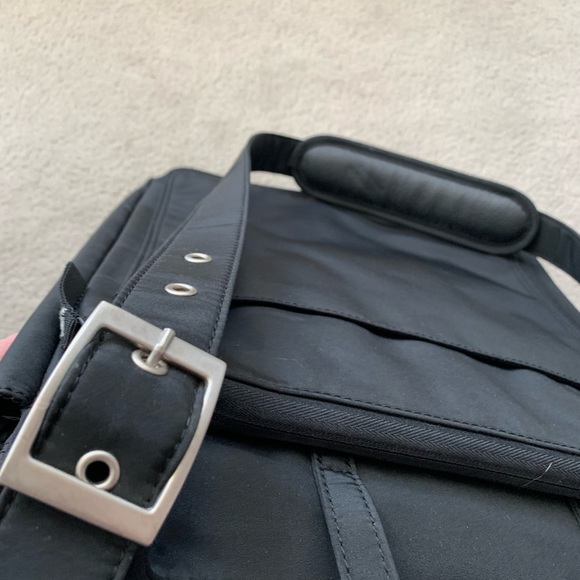 Gently used Targus Mickey Laptop Messenger Bag - Picture 7 of 10